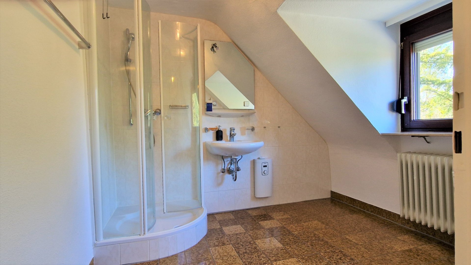 Gemütliche DG Wohnung in ruhiger Lage - Photo 4