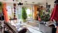 Wohnzimmer mit Balkon
