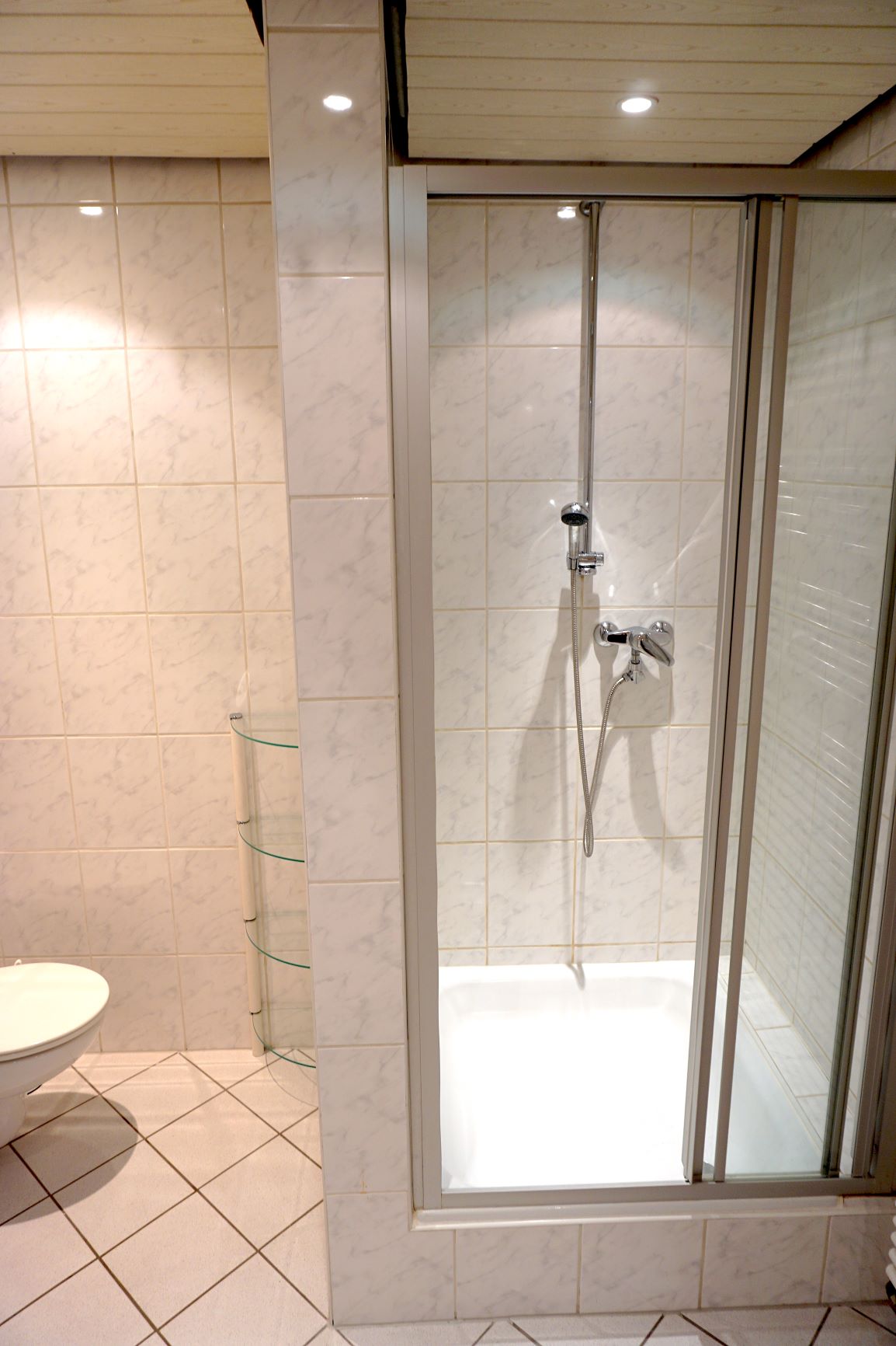 Dusche im Badezimmer