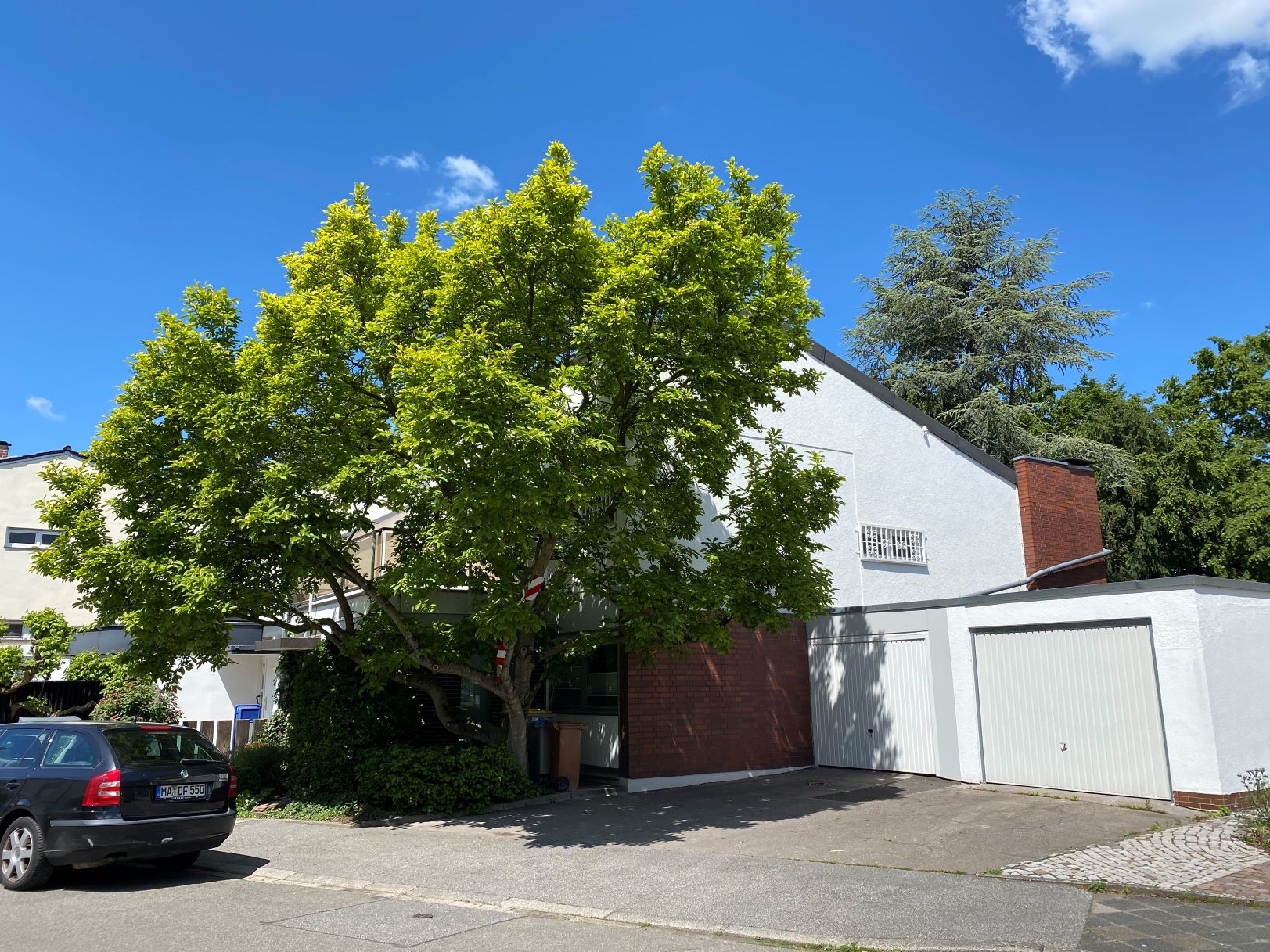 Seitenansicht mit Garage