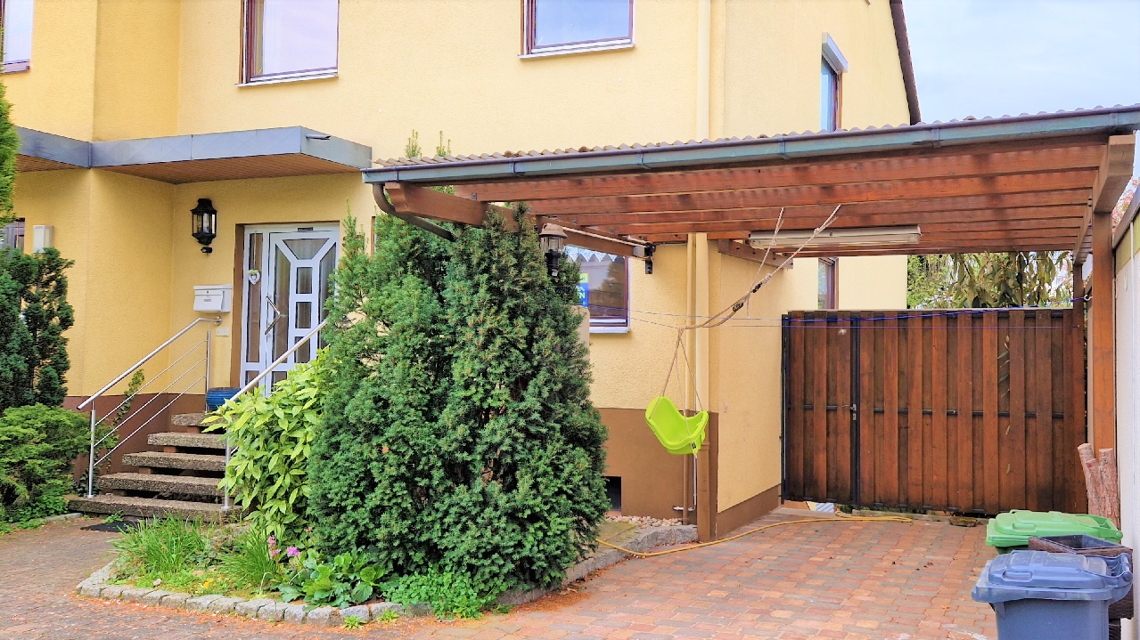 Carport und Eingang