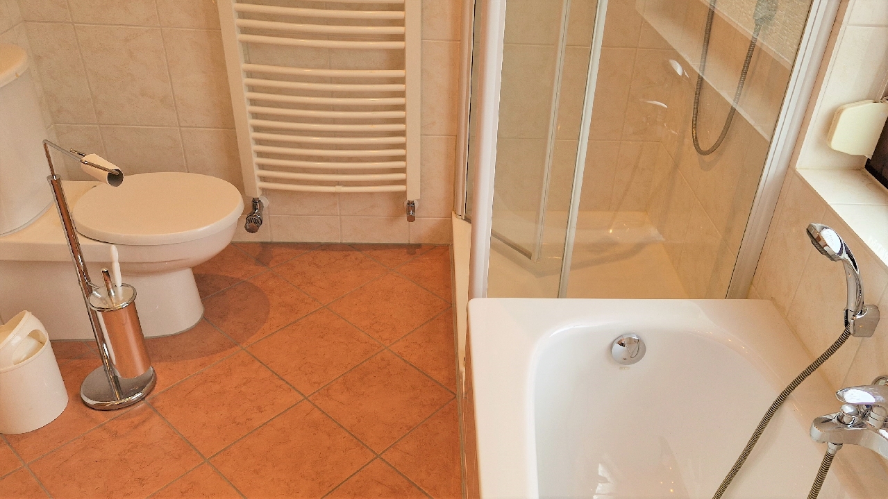 Dusche und Wanne