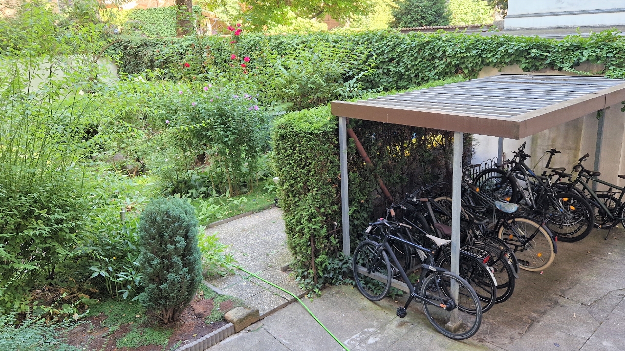 Fahrradplatz und Garten
